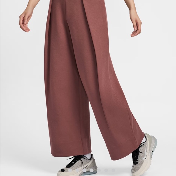 Nike Sportswear Tech Fleece
Women's High-Waisted Pleated Pants full length - Picture 6 of 11